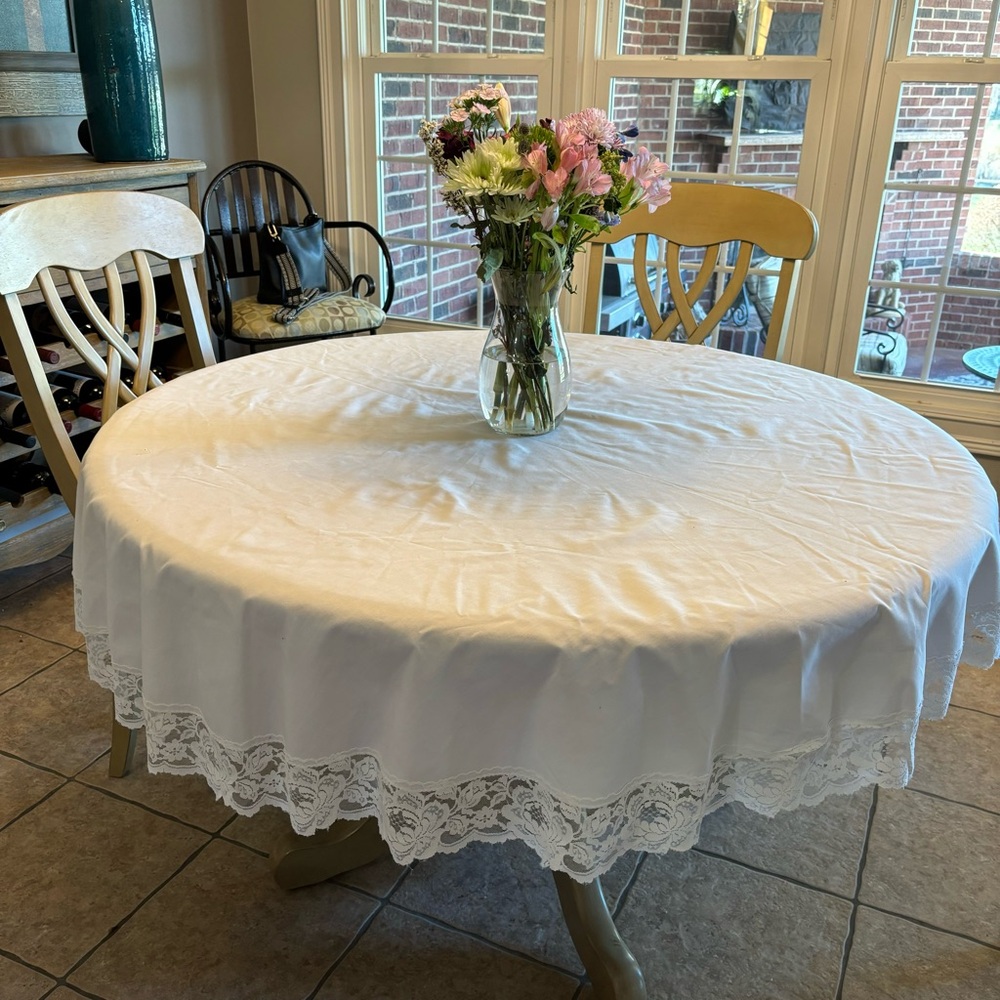 VTG 70’s round cream tablecloth lace trim 64”